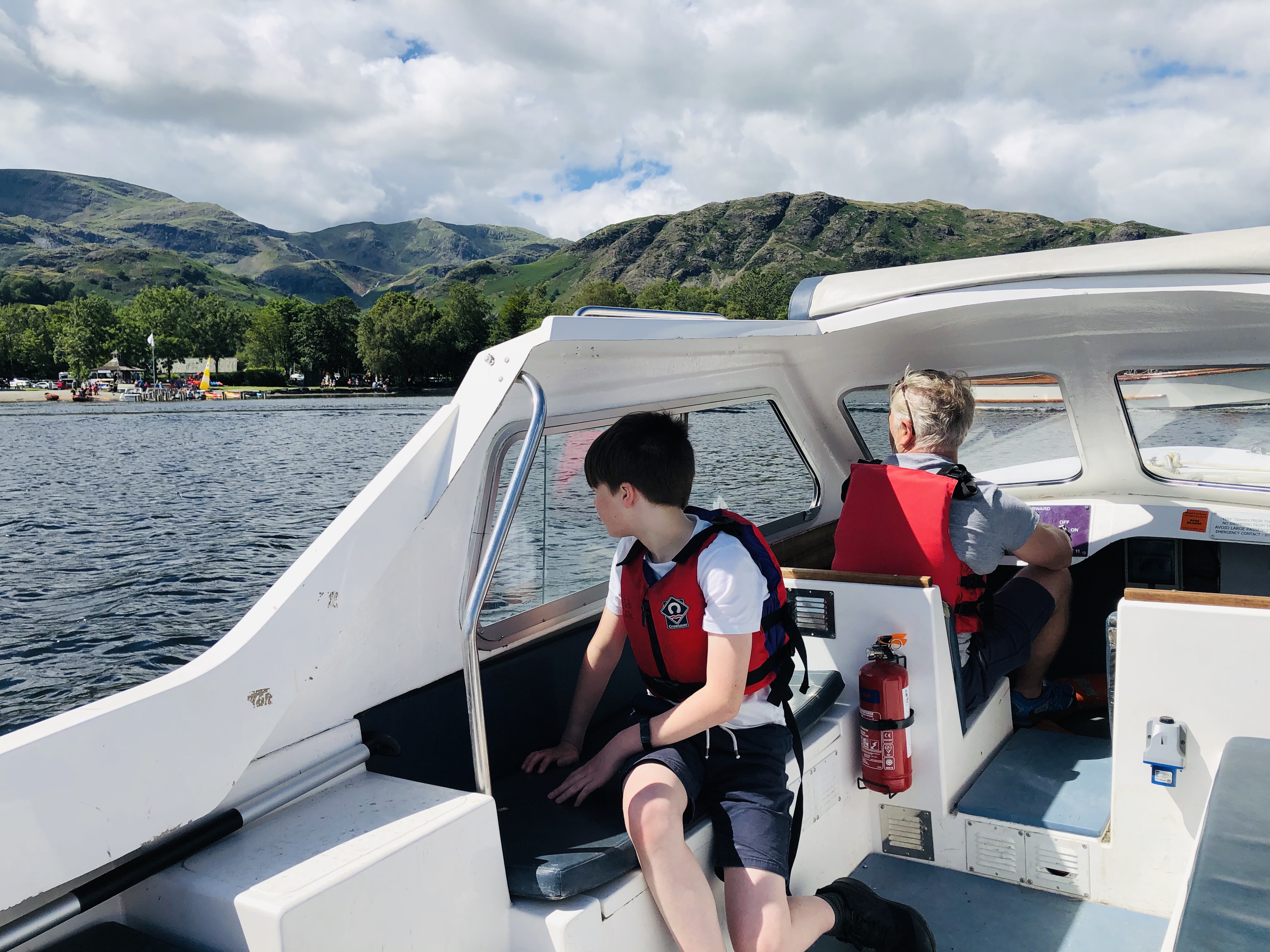 Family boat hire 